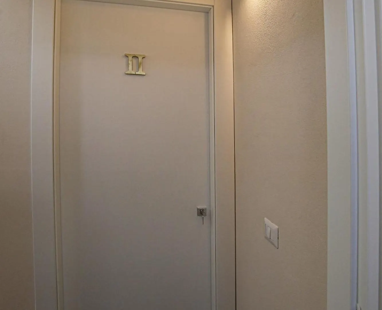 Lustru Apartment CTA 0*,
